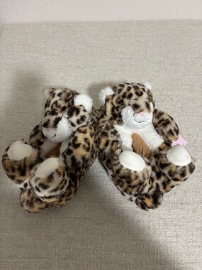 Feetmoji Cheetah Slippers Size 7-8 NWT